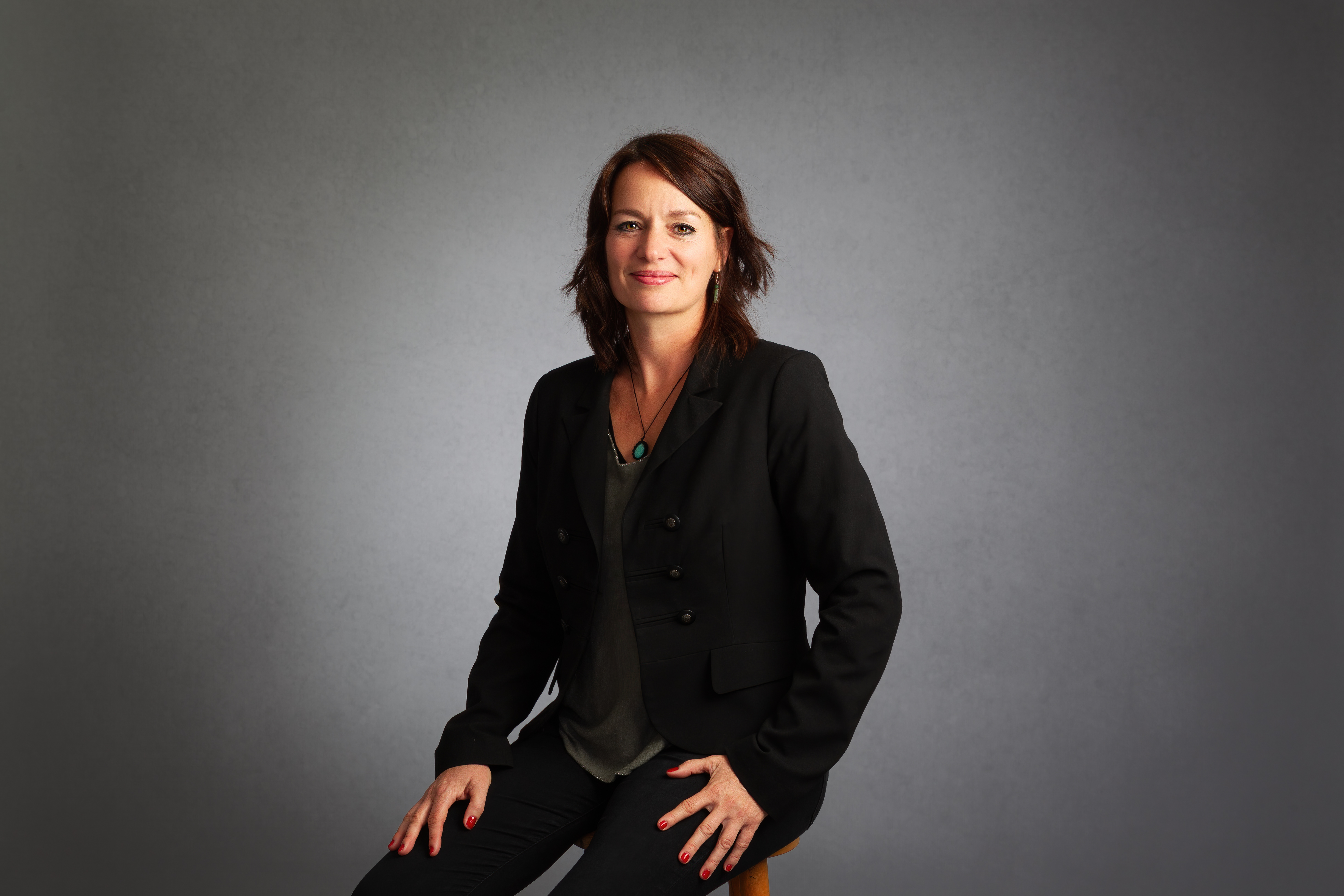 Portrait de Gaëlle Yeretzian assise en studio